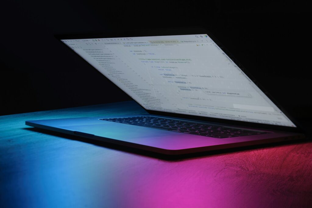 Criação de sites profissionais com código em um notebook