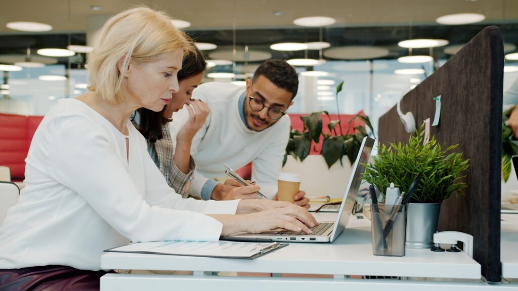 Equipe analisando um site empresarial em notebook